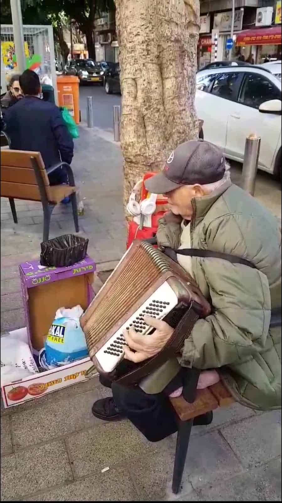 יונה ברוורמן מנגן ברחוב הרצל, צילום: באדיבות דוברות עיריית רמת גן