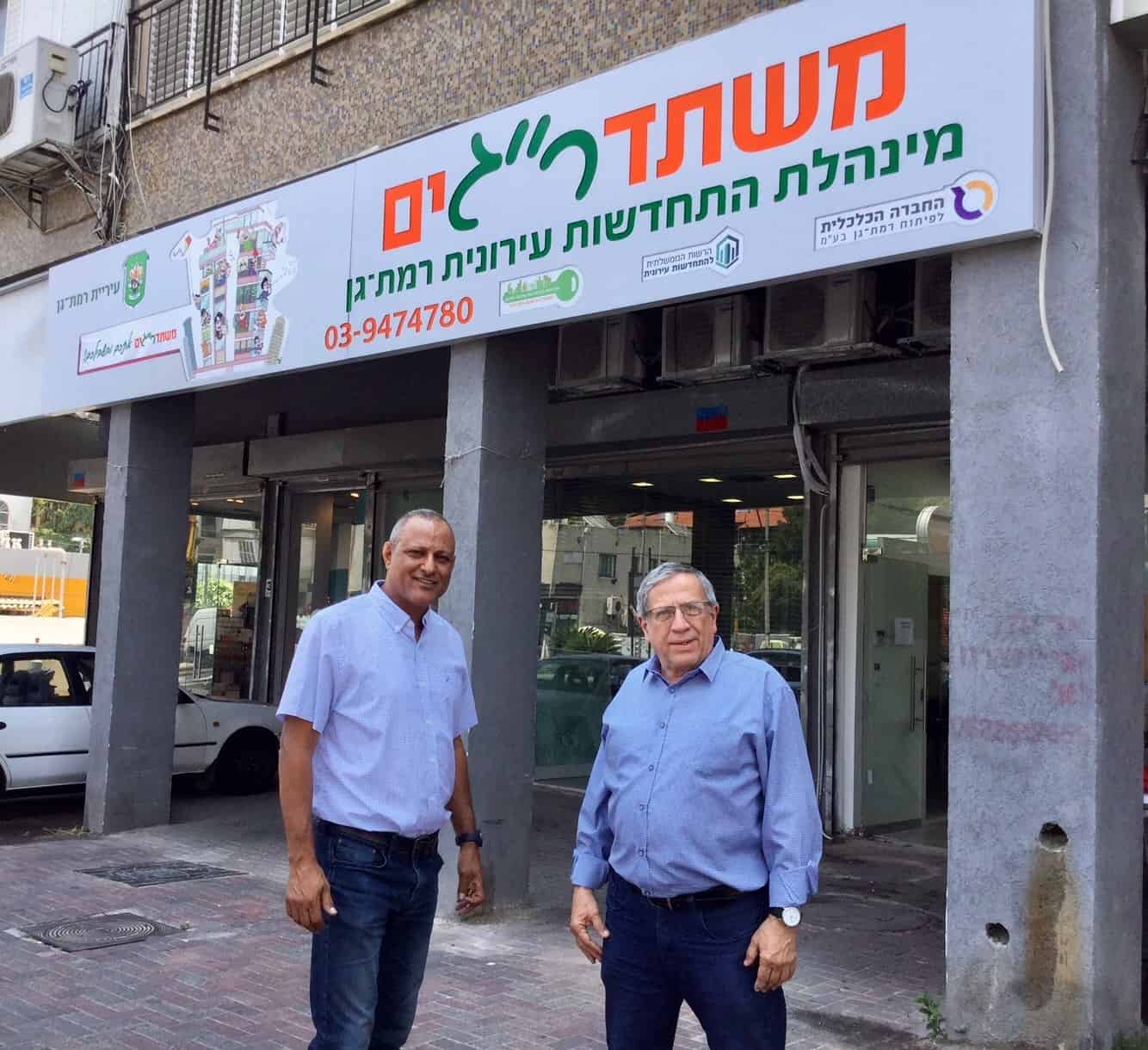 ראש העירייה בפתח המינהלת החדשה, צילום: באדיבות מטה זינגר